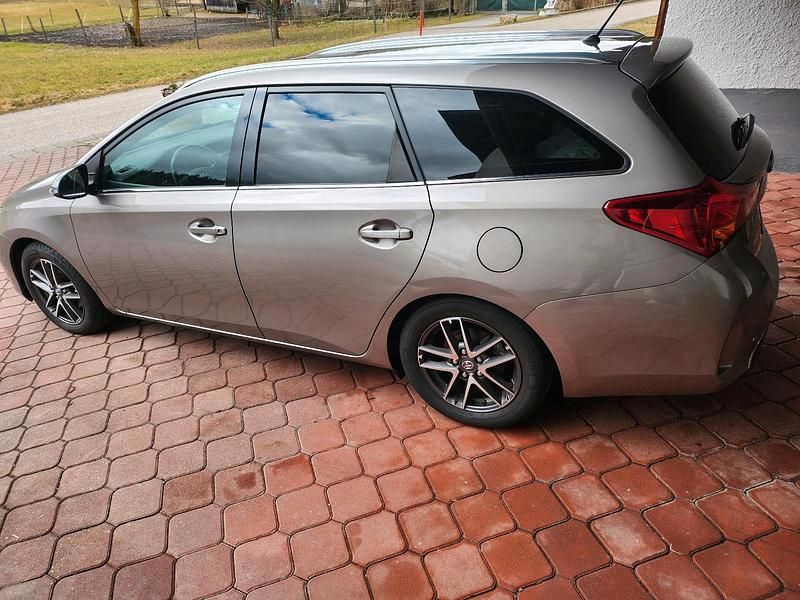 Gebraucht Toyota Auris 124 PS (91 kW) 2014 Braun Kombi
