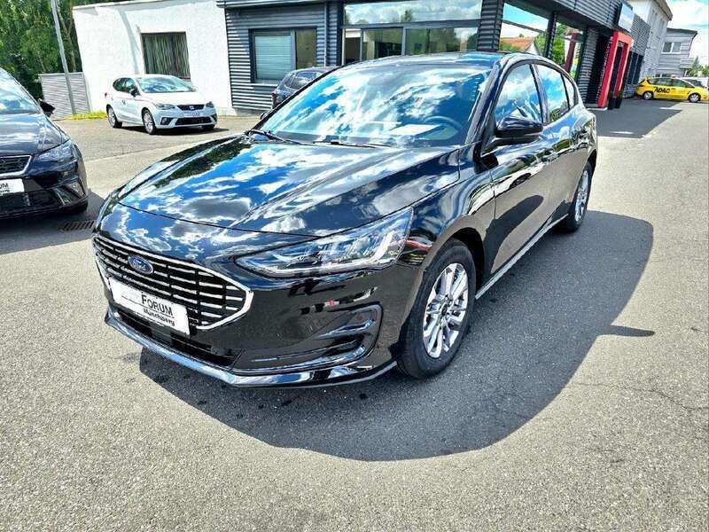 Obsidianschwarz metallic Neu 2025 Ford Focus Titanium Limousine | 23.540 € (Superpreis) - Bild 1/4