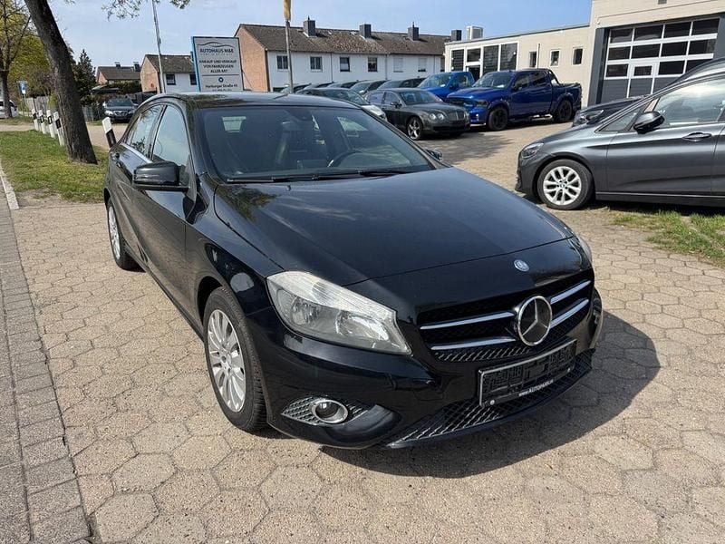 Gebraucht Mercedes A180 122 PS (89 kW) 2013 Kosmosschwarz  metalliclack Limousine