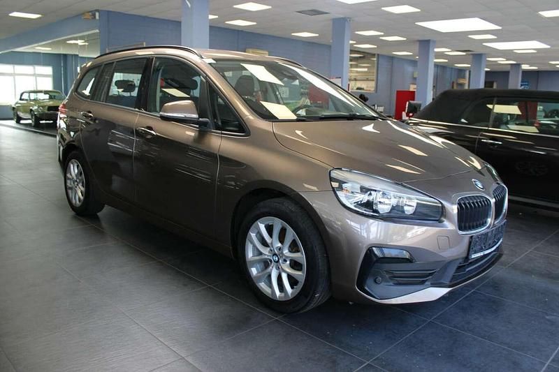 Jucarobeige metallic Gebraucht 2019 BMW 218 Advantage Limousine | 15.980 € (Fairer Preis) - Bild 1/4