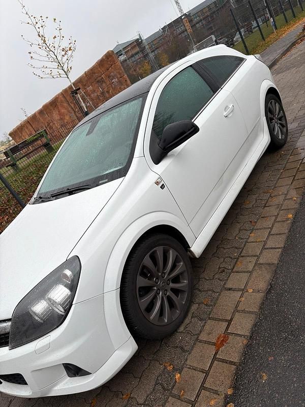Weiß Gebraucht 2010 Opel Astra GTC Coupé | 5.800 € (Teuer) - Bild 1/4
