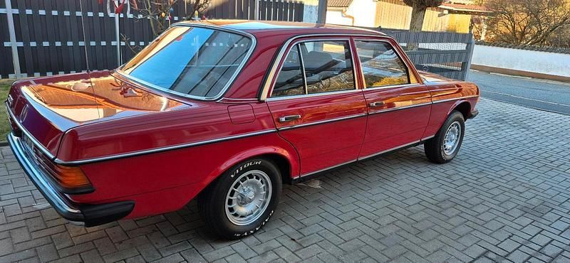 Gebraucht Mercedes E230 136 PS (100 kW) 1984 Rot Limousine