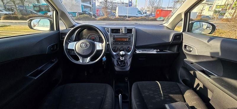 Gebraucht Toyota Verso-S 99 PS (72 kW) 2014 Silber Van / Kleinbus