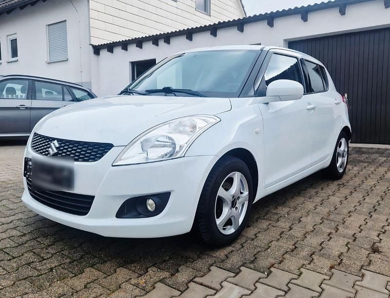 Weiß Gebraucht 2013 Suzuki Swift Comfort Kleinwagen | 4.499 € (Guter Preis) - Bild 1/4