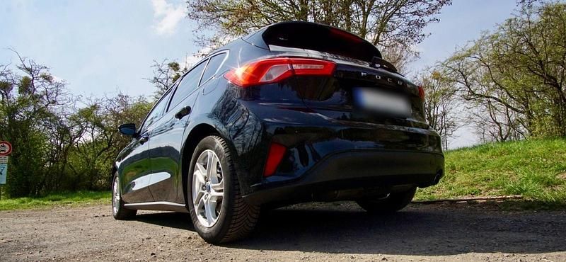 Gebraucht Ford Focus Cool & Connect 125 PS (91 kW) 2018 Schwarz Kombi