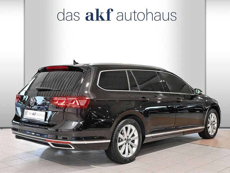 Gebraucht VW Passat Elegance 150 PS (110 kW) 2024 Deep black perleffekt Kombi