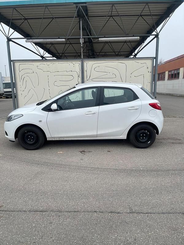 Weiß Gebraucht 2010 Mazda 2 Kleinwagen | 5.200 € (Fairer Preis) - Bild 1/4