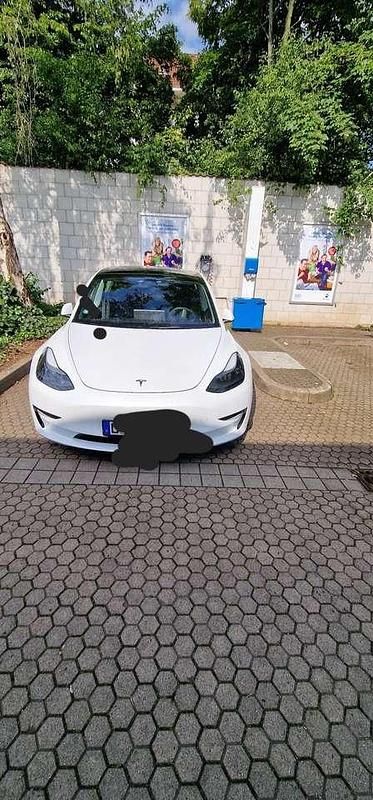 Weiß Gebraucht 2022 Tesla Model 3 Limousine | 43.000 € - Bild 1/4