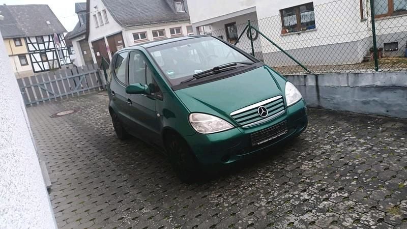 Grün Gebraucht 1998 Mercedes A140 Kleinwagen | 750 € (Guter Preis) - Bild 1/4