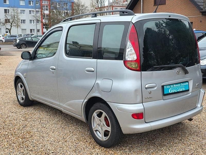 Gebraucht Toyota Yaris Verso 84 PS (61 kW) 2006 Silber Van / Kleinbus