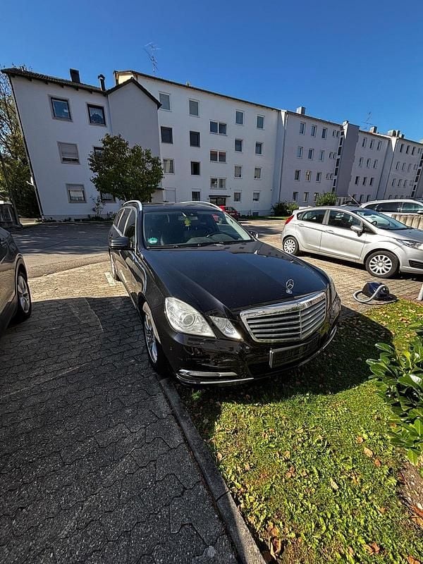 Schwarz Gebraucht 2011 Mercedes E200 Kombi | 4.999 € (Fairer Preis) - Bild 1/4