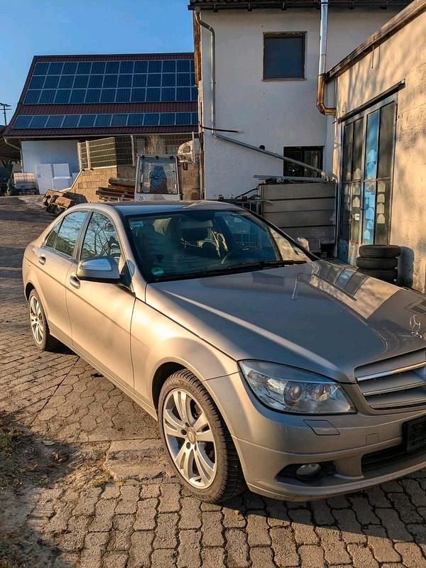 Grau Gebraucht 2007 Mercedes C220 Limousine | 6.999 € (Etwas zu teuer) - Bild 1/4