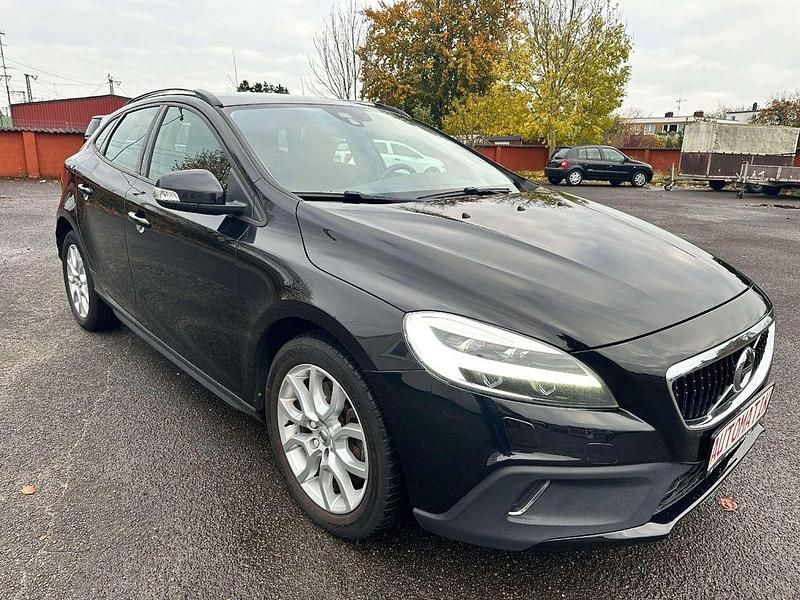 Gebraucht Volvo V40 CC Plus 150 PS (110 kW) 2019 Onyx black / metallic Kombi