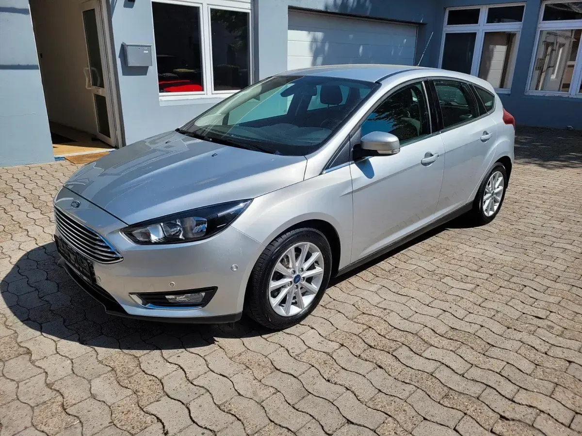 Gebraucht Ford Focus Titanium 125 PS (91 kW) 2017 Polarsilber metallic Limousine