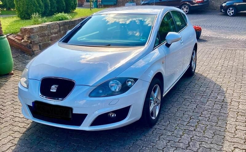 Weiß Gebraucht 2012 Seat Leon Kleinwagen | 4.950 € (Fairer Preis) - Bild 1/4