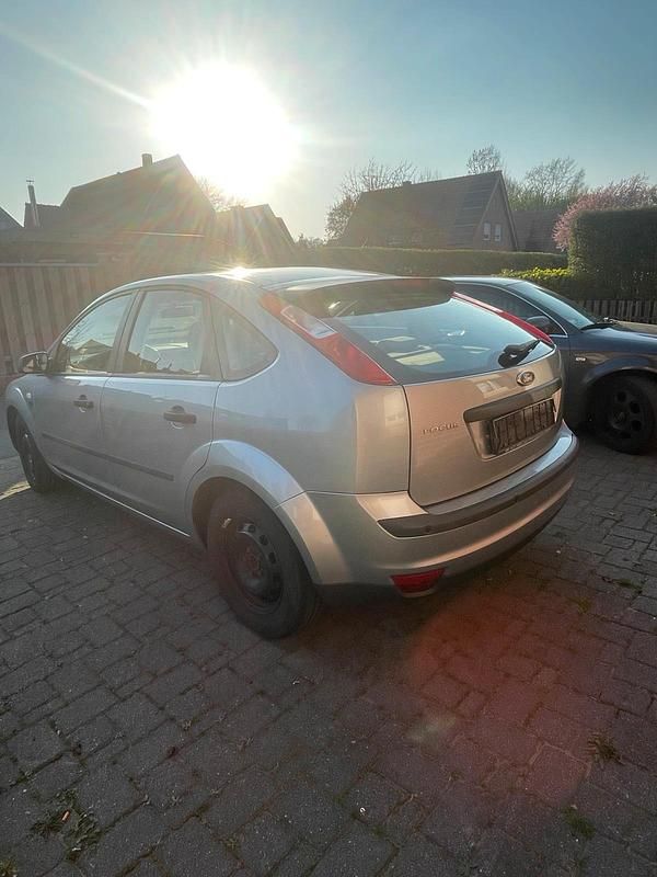 Second-hand Ford Focus 101 CP (74 kW) 2005 Argintiu Hatchback
