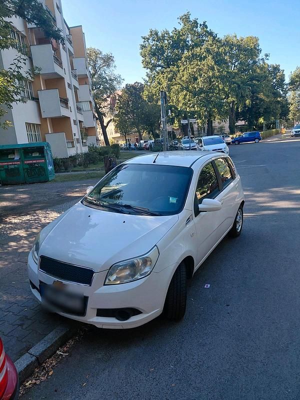 Weiß Gebraucht 2009 Chevrolet Aveo Limousine | 2.200 € (Fairer Preis) - Bild 1/4