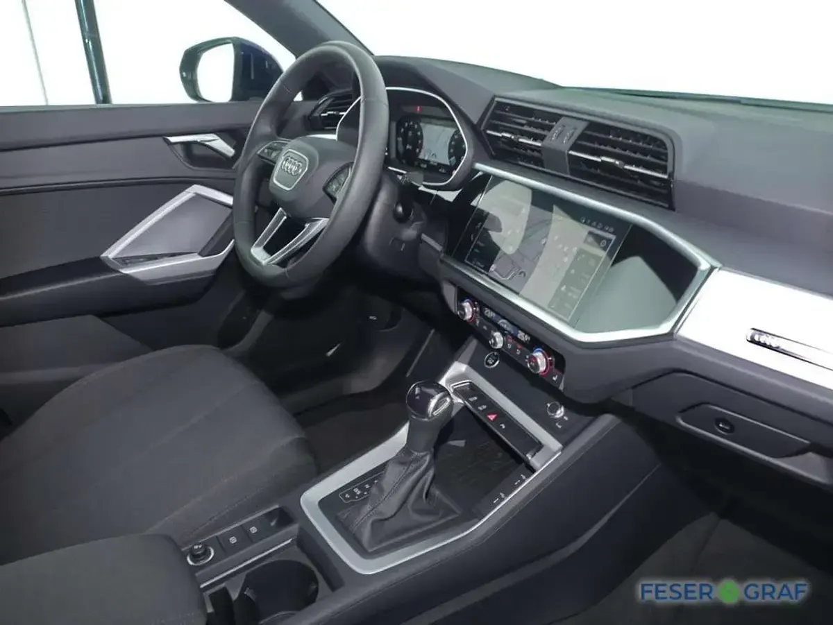 Gebraucht Audi Q3 Ambiente 150 PS (110 kW) 2025 Navarrablau metallic SUV