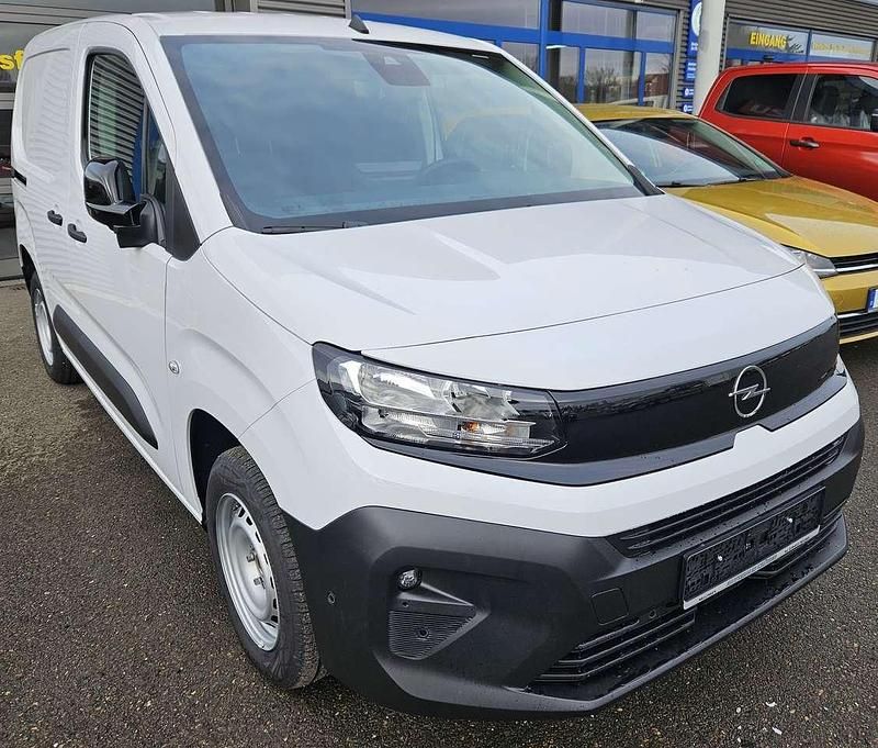 Lackierung weiss standard Gebraucht 2024 Opel Combo Van / Kleinbus | 21.800 € (Fairer Preis) - Bild 1/2