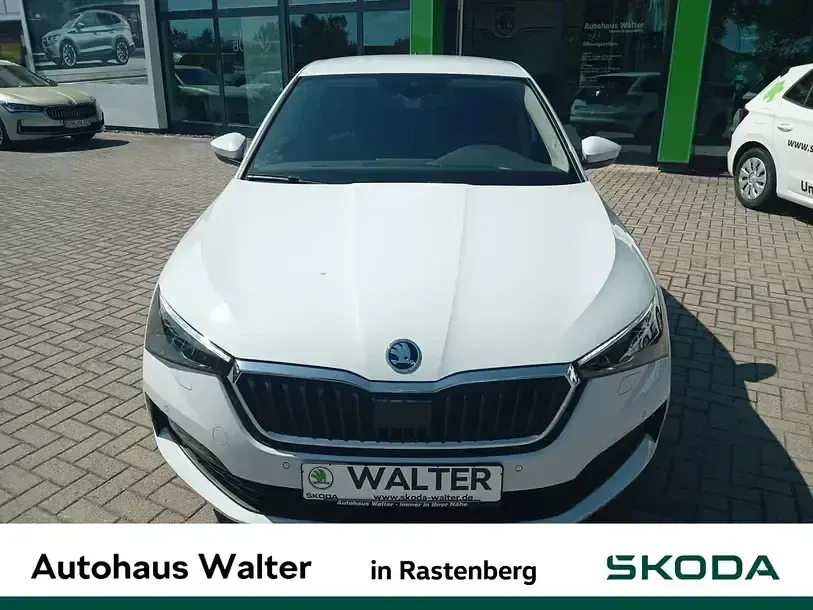 Gebraucht Skoda Scala Tour 110 PS (80 kW) 2023 Moonweiß perleffekt Kleinwagen