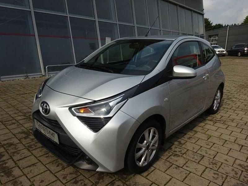 Silber Gebraucht 2020 Toyota Aygo City Kleinwagen | 10.450 € (Etwas zu teuer) - Bild 1/4