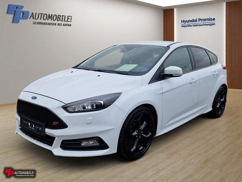 Frostweiß Gebraucht 2016 Ford Focus ST Limousine | 16.990 € (Fairer Preis) - Bild 1/4