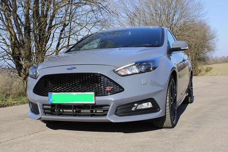 Gebraucht Ford Focus ST 250 PS (183 kW) 2017 Grau Limousine