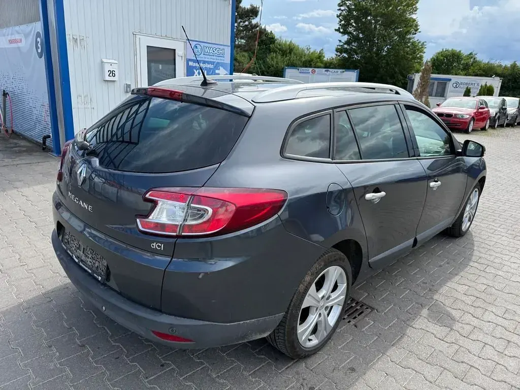 Gebraucht Renault Mégane Dynamique 106 PS (77 kW) 2011 Grau Limousine