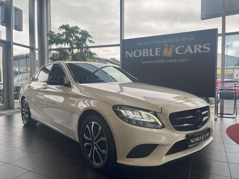 Polarweiss unilack Gebraucht 2019 Mercedes C220 Night Limousine | 19.590 € (Guter Preis) - Bild 1/4