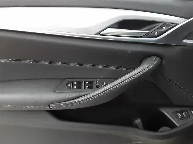 Gebraucht BMW 530e Sport Line 184 PS (135 kW) 2022 Schwarz uni Kombi