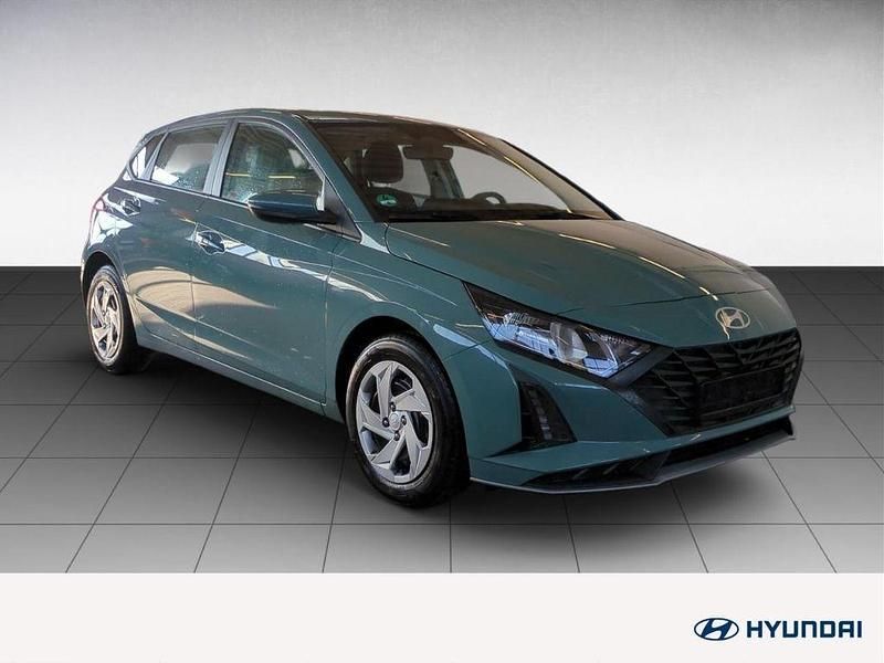Gebraucht Hyundai i20 Select 79 PS (58 kW) 2025 Mangrove green / mic Kleinwagen