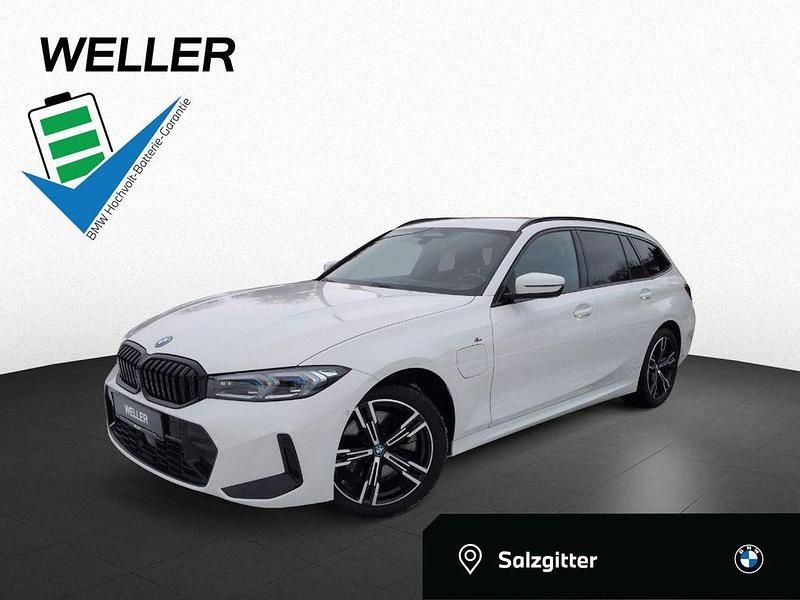 Alpinweiss iii (weiß) Gebraucht 2023 BMW 330e M Sport Kombi | 37.450 € (Fairer Preis) - Bild 1/4