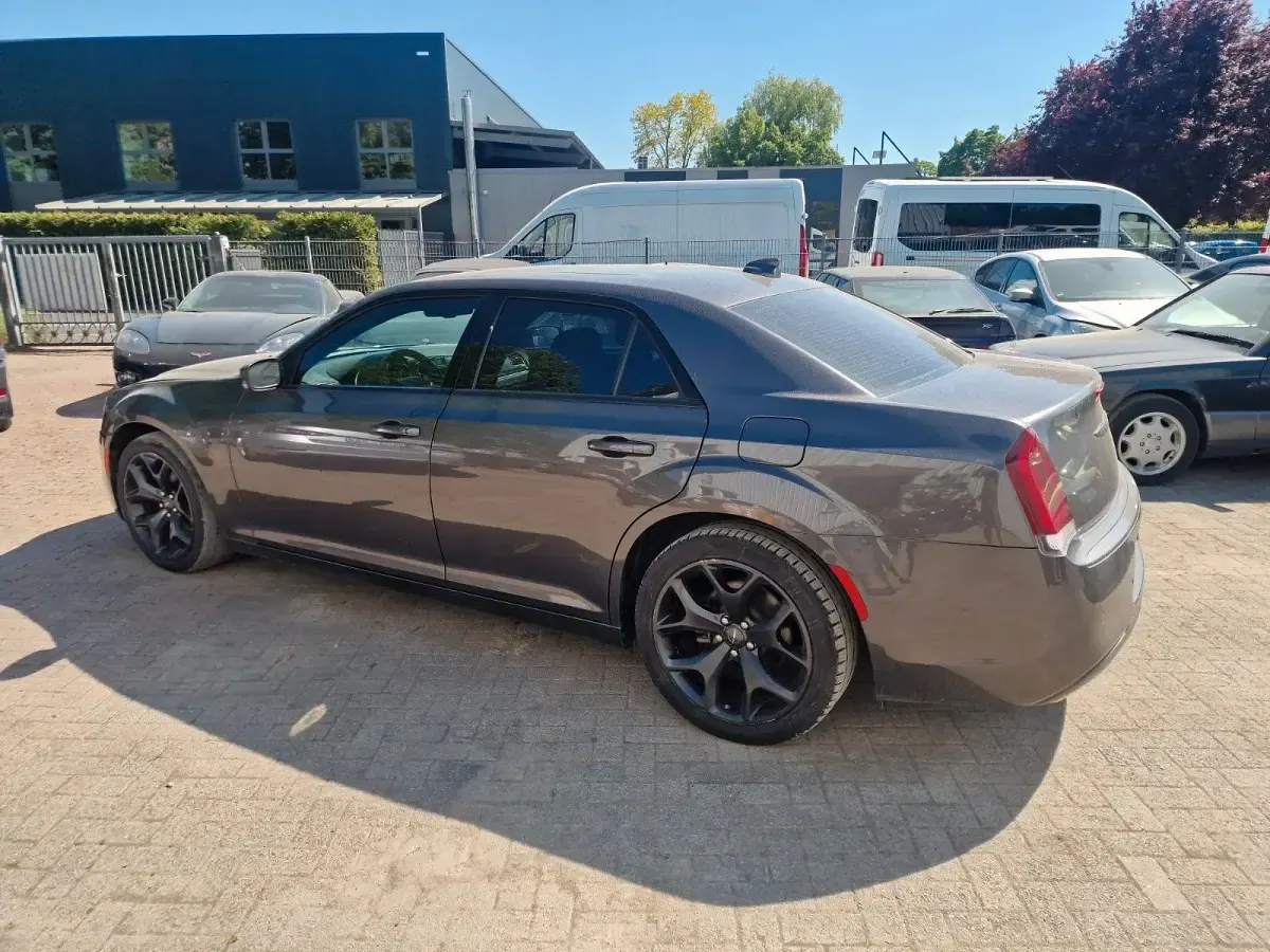 Używany Chrysler 300 305 KM (224 kW) 2022 Szary Sedan/Limuzyna