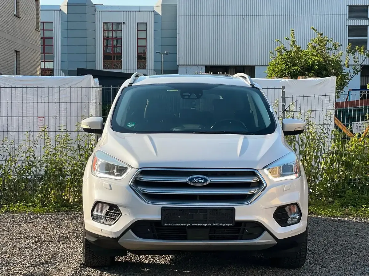 Gebraucht Ford Kuga Titanium 179 PS (131 kW) 2017 Weiß SUV