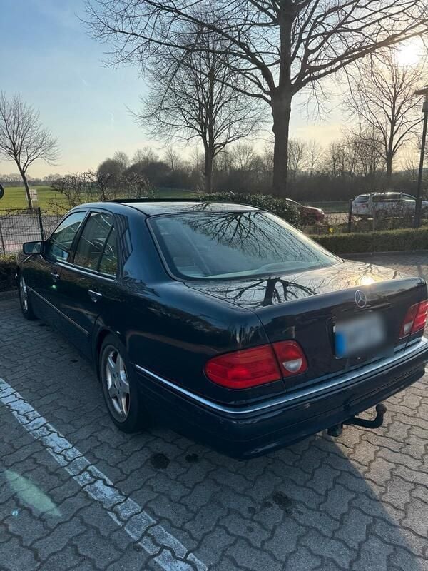 Blau Gebraucht 1999 Mercedes E430 Limousine | 3.450 € (Fairer Preis) - Bild 1/4