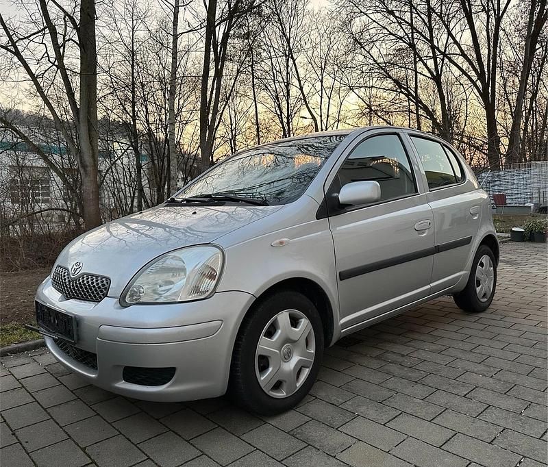 Silber Gebraucht 2004 Toyota Yaris Kleinwagen | 2.600 € (Fairer Preis) - Bild 1/4