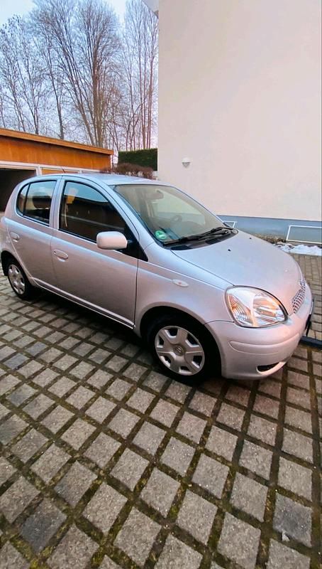 Gebraucht Toyota Yaris 75 PS (55 kW) 2003 Silber Kleinwagen