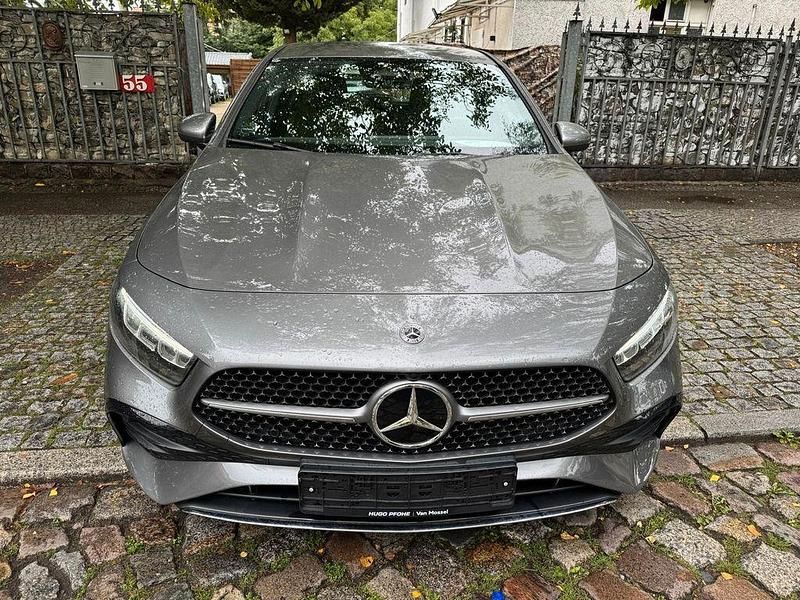 Grau Gebraucht 2024 Mercedes A200 AMG line Limousine | 27.999 € (Superpreis) - Bild 1/4