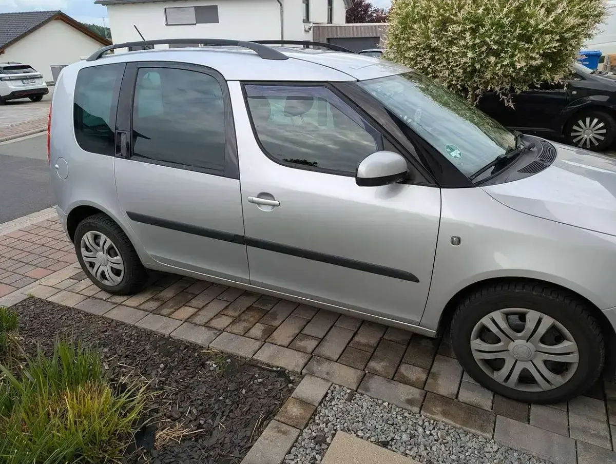 Gebraucht Skoda Roomster Active 90 PS (66 kW) 2012 Silber Van / Kleinbus