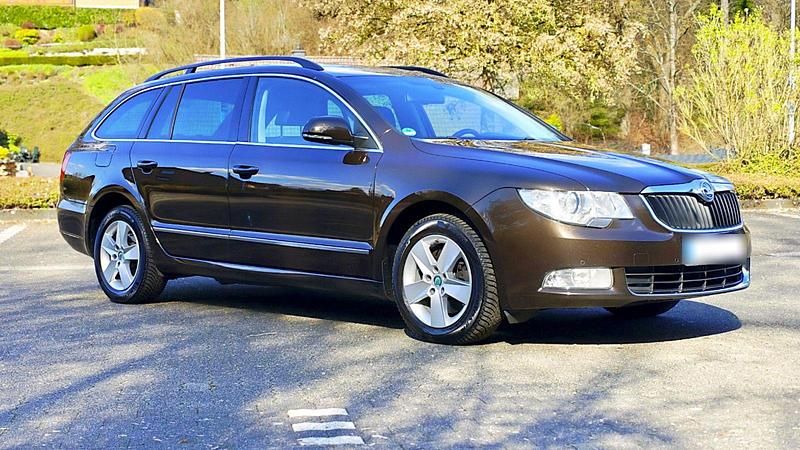 Gebraucht Skoda Superb Elegance 170 PS (125 kW) 2012 Braun Kombi