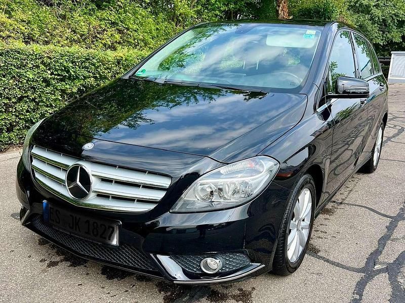 Schwarz Gebraucht 2012 Mercedes B180 Edition 1 Van / Kleinbus | 7.100 € (Fairer Preis) - Bild 1/4