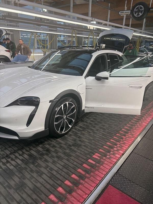 Weiß Gebraucht 2022 Porsche Taycan Cross Turismo Kombi | 56.000 € (Superpreis) - Bild 1/4