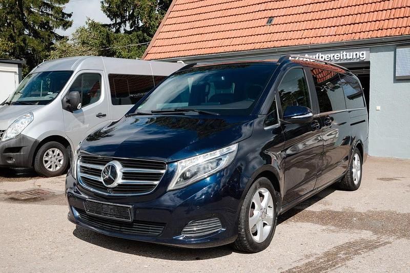 Blau Gebraucht 2015 Mercedes V250 Edition 1 Van / Kleinbus | 17.859 € - Bild 1/4
