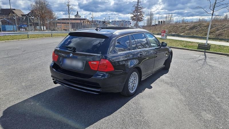 Gebraucht BMW 320 170 PS (125 kW) 2011 Schwarz Kombi