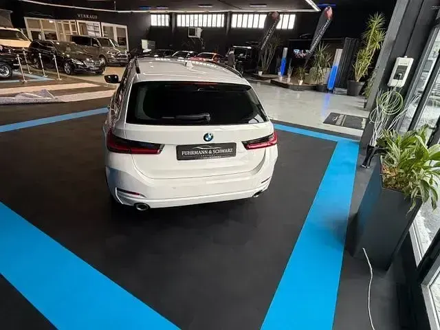 Gebraucht BMW 320 Performance 190 PS (139 kW) 2024 Weiß Limousine