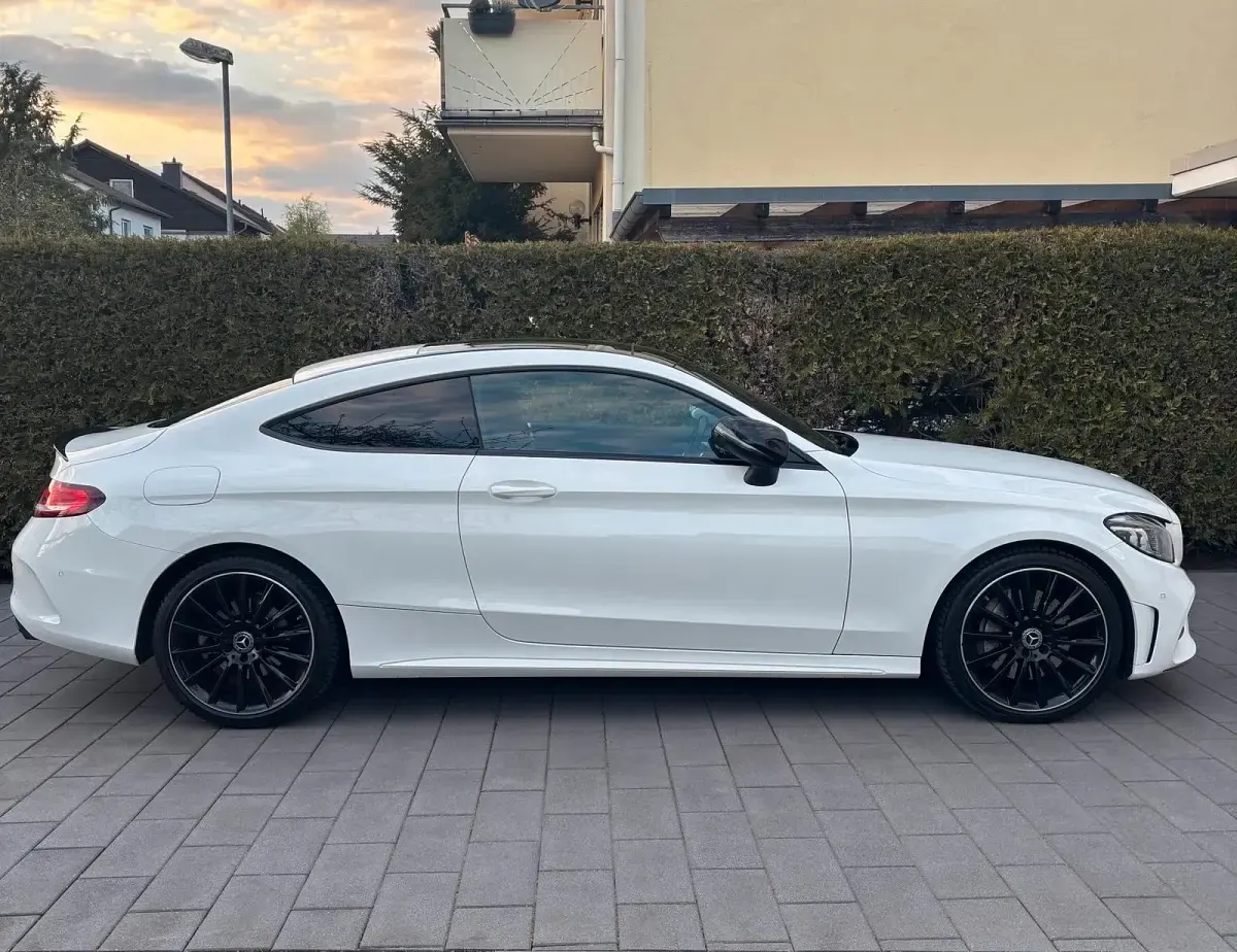 Gebraucht Mercedes C300 245 PS (180 kW) 2022 Weiß Coupé