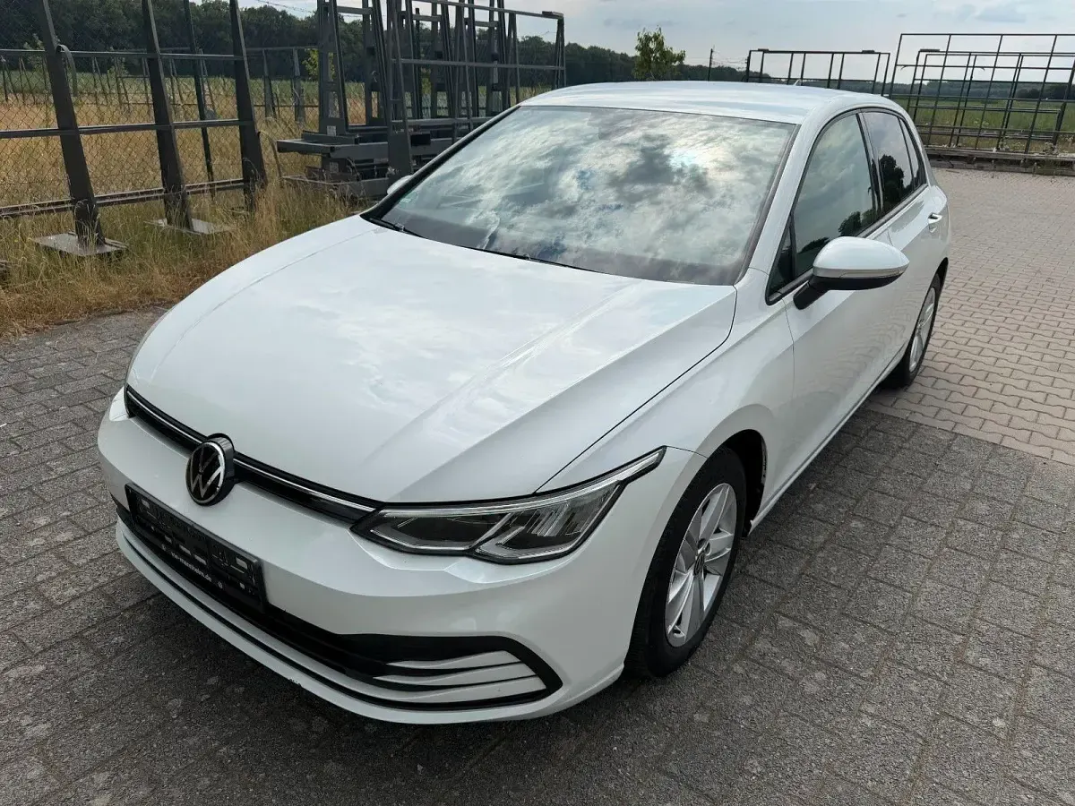 Gebraucht VW Golf VIII Basis 90 PS (66 kW) 2022 Weiß Kleinwagen
