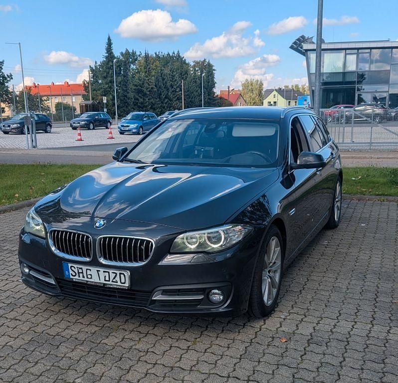 Grau Gebraucht 2016 BMW 520 Sport Line Kombi | 11.890 € (Guter Preis) - Bild 1/4