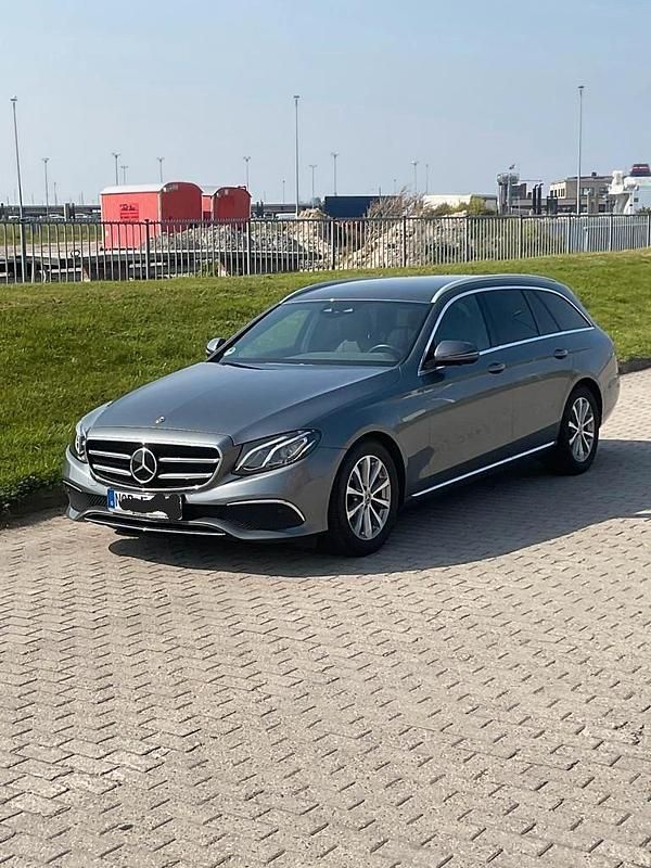 Grau Gebraucht 2019 Mercedes E200 Kombi | 24.099 € (Guter Preis) - Bild 1/4