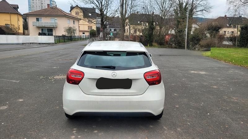 Gebraucht Mercedes A180 109 PS (80 kW) 2016 Weiß Limousine